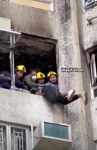 屯門景峰花園一個火警後進行維修的單位發生驚險事故。(網上影片截圖)