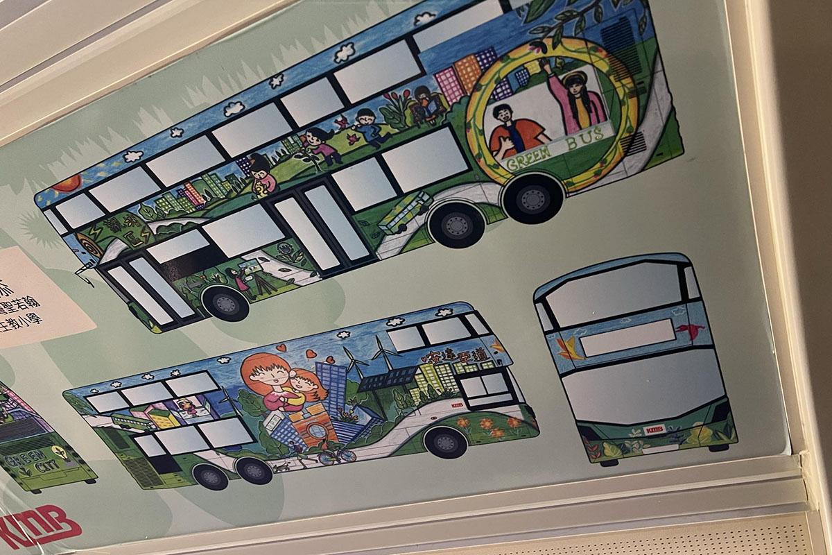 有巴士車長涉在行程期間停車,再走到上層向乘客介紹的車廂畫作。(Threads圖片)