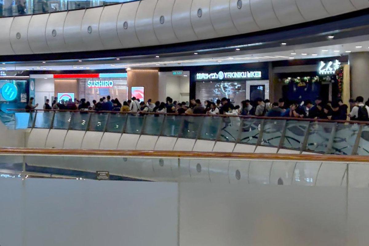 壽司郎青衣分店早上11時許大排長龍。(FB群組「香港壽司郎關注組」圖片)