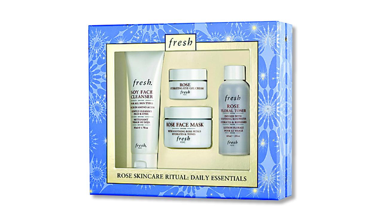 FRESH 玫瑰保濕體驗套裝 $580 極致發揮玫瑰護膚功效,提供每日必需的潔面、爽膚和補濕產品。(g、2113 8106) 大豆卸妝潔面乳(50ml)、玫瑰保濕面膜(30ml)、噴霧(60ml)及水凝眼霜 (15ml)