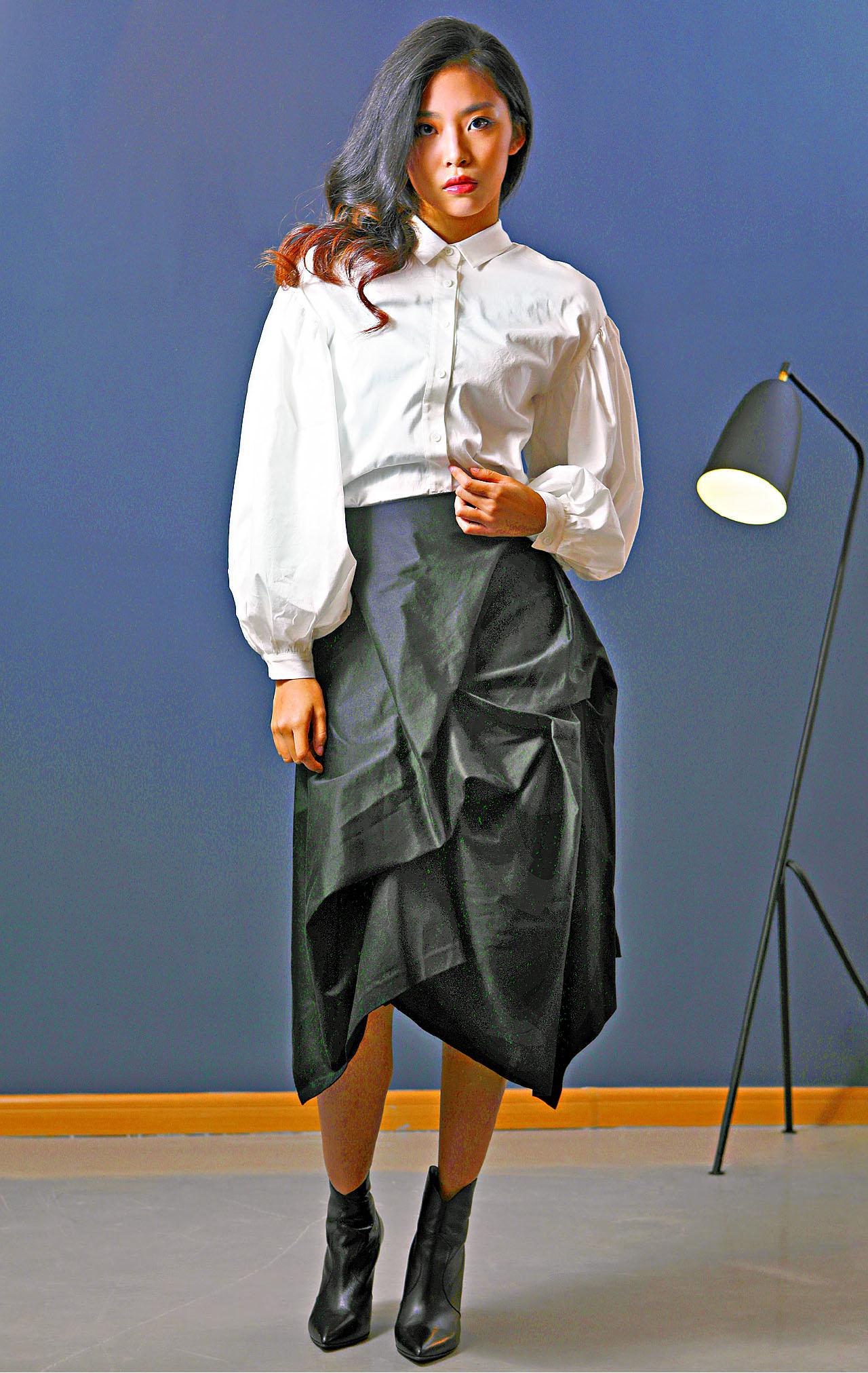 白色公主袖shirt $3,800(D) 黑色skirt $4,380(D)