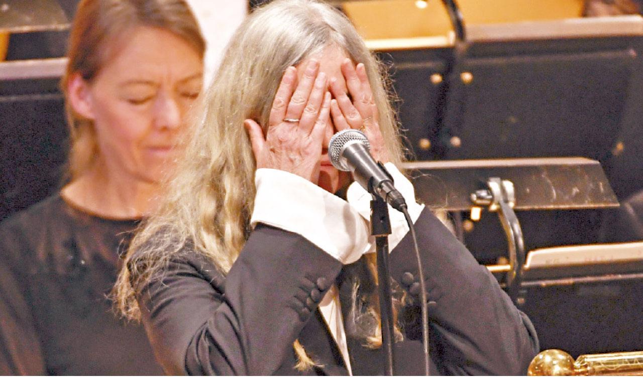 Patti Smith忘記歌詞掩面。(美聯社)