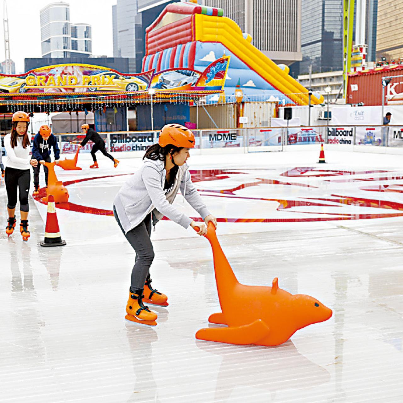 會場設有全港最大的戶外真雪溜冰場。
