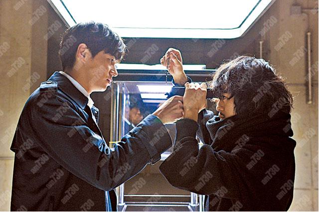 新版加入了東出昌大及池松壯亮,齊齊爭奪6本死亡筆記。