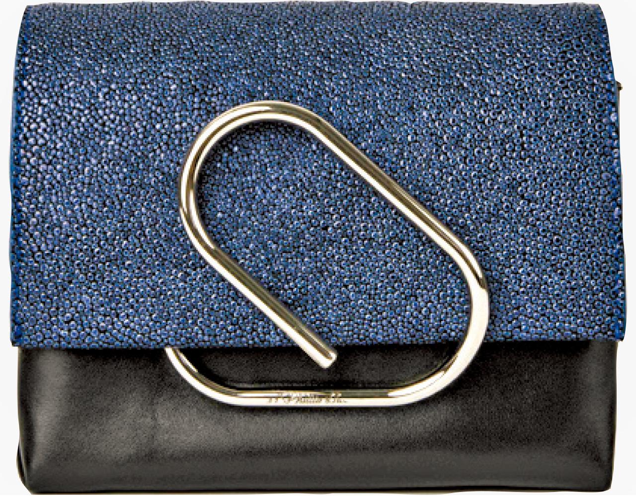 3.1 Phillip Lim 手袋 $5,790
深藍色壓紋的ALIX手袋,可作cross body或手提包,展示簡約時尚。(d)