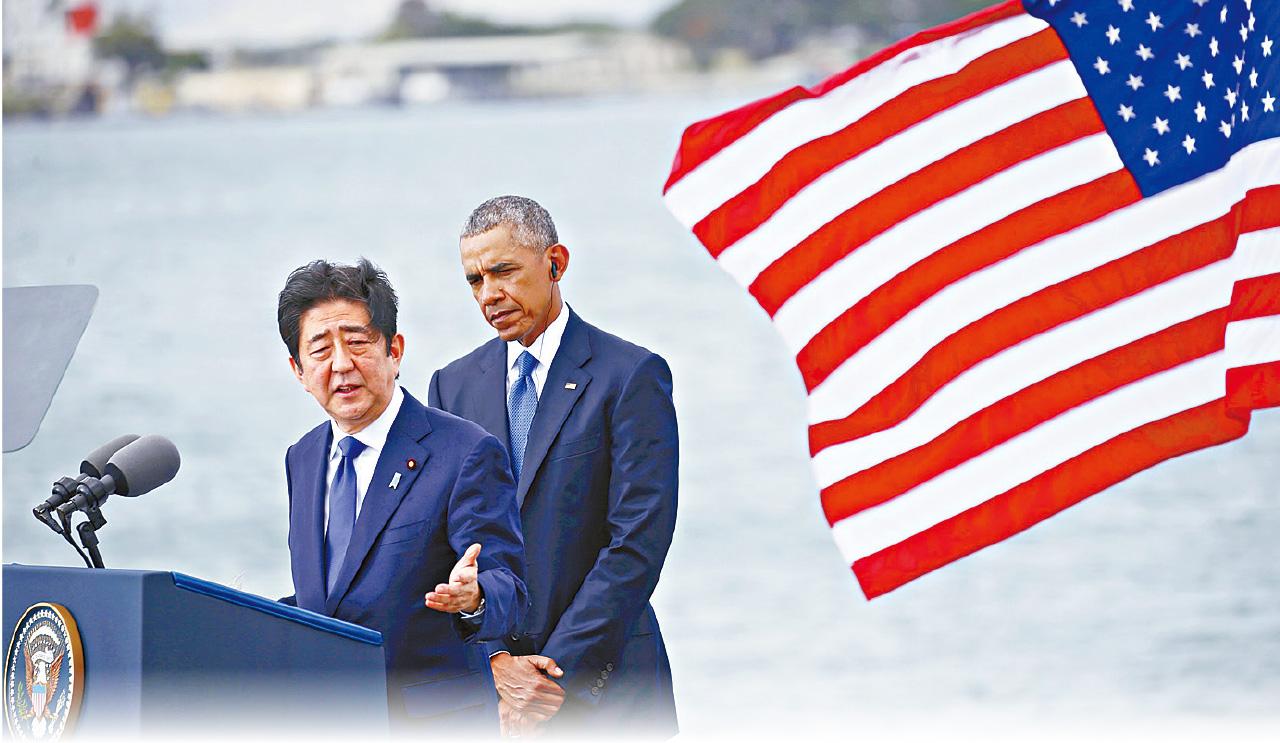 安倍致辭時,承諾日本永不會再發動戰爭。(路透社)
