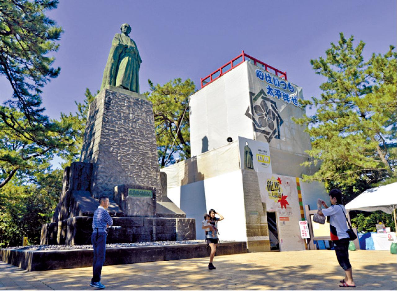 宏偉的坂本龍馬像屹立於桂濱公園,成為拍攝亮點。