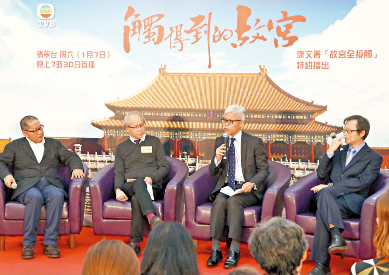 吳志華(右二)歡迎興建西九故宮博物館,助推動本港博物館發展。(黃文山攝)