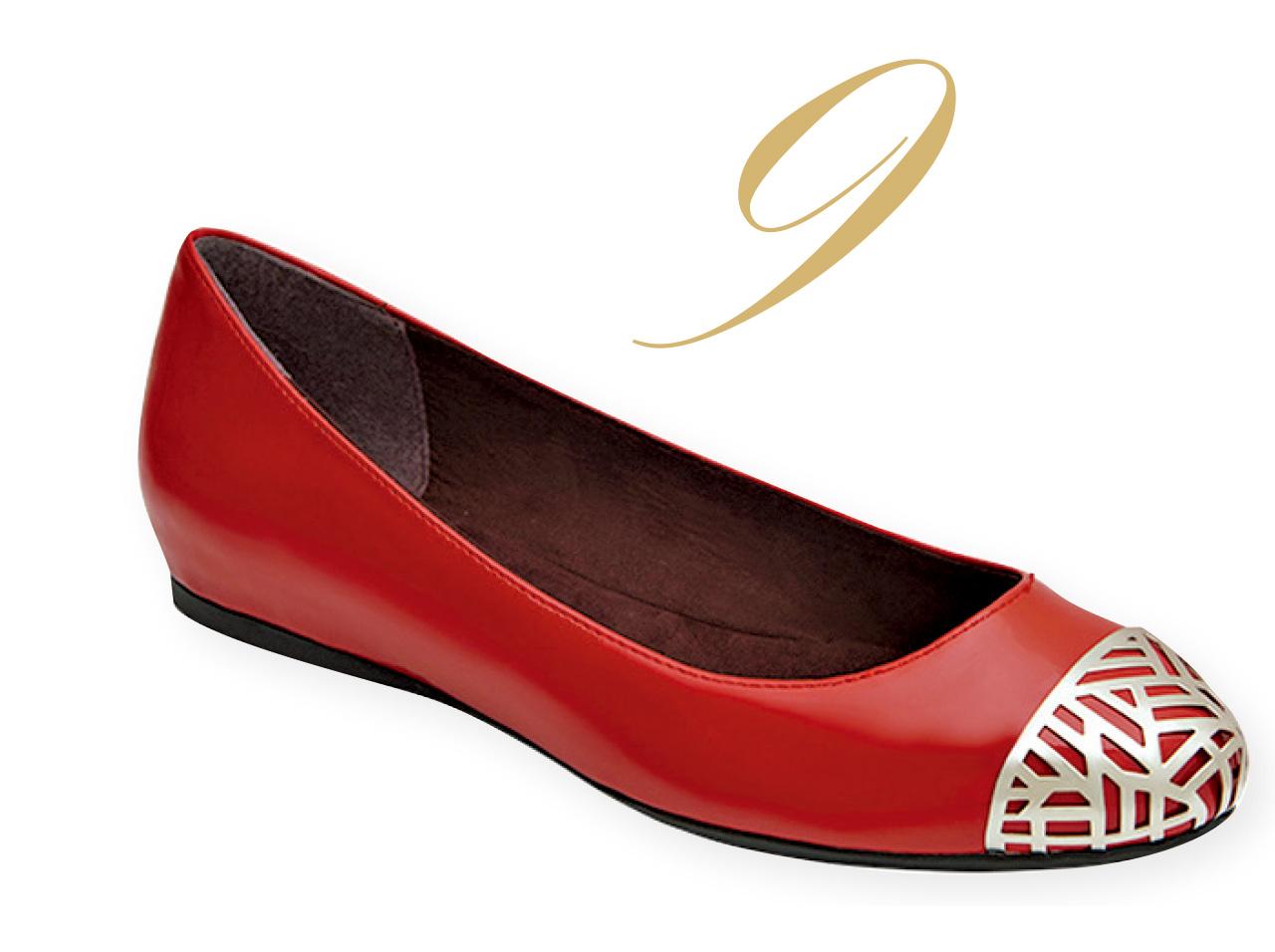 9.買新鞋過新年是傳統,就買一雙紅色的吧!紅色配銀色金屬鞋頭裝飾,配黑色西褲大方高雅。($1,299,BCBG from Millies’)