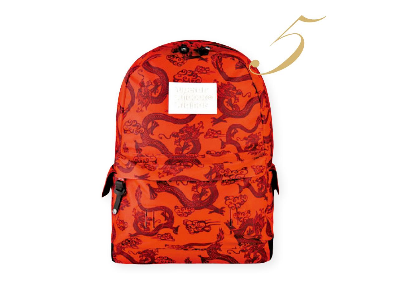 5.紅色印上暗紅色龍圖案的背包,將中國人的喜慶感完全融入年輕型格氣息之中,帶出驚喜。($750,Superdry)