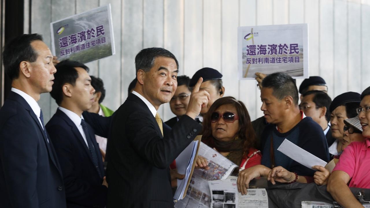 梁振英手指向國旗方向。(林俊源攝)