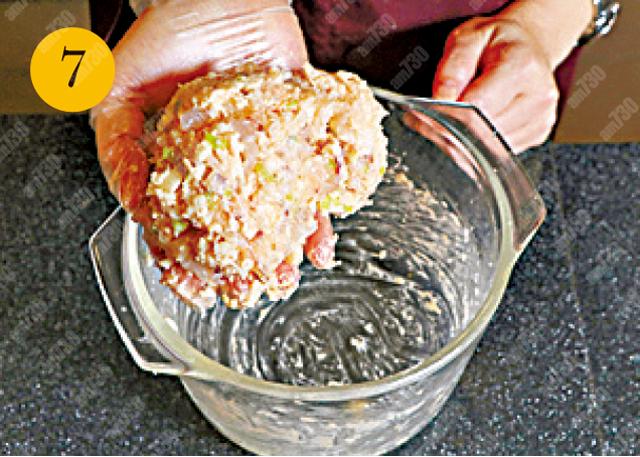 5-7.蝦膠加入調味、麵粉、肥肉和馬蹄肉,拌勻,撻至起膠,放入雪櫃略雪。