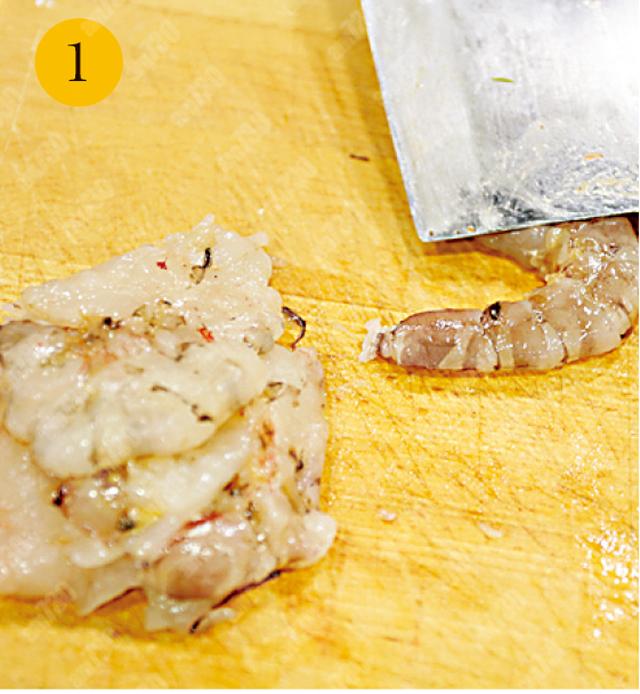 1.蝦去殼挑腸,洗淨抹乾,保留10隻完整,其餘拍成蝦膠。
2.冬菇浸軟,蒸熟,切幼粒。