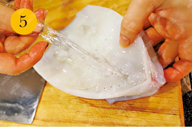 5.鮮魷劏好,洗淨抹乾,花切件,加入1湯匙酒拌勻,出水候用。
6.原隻蝦出水備用。