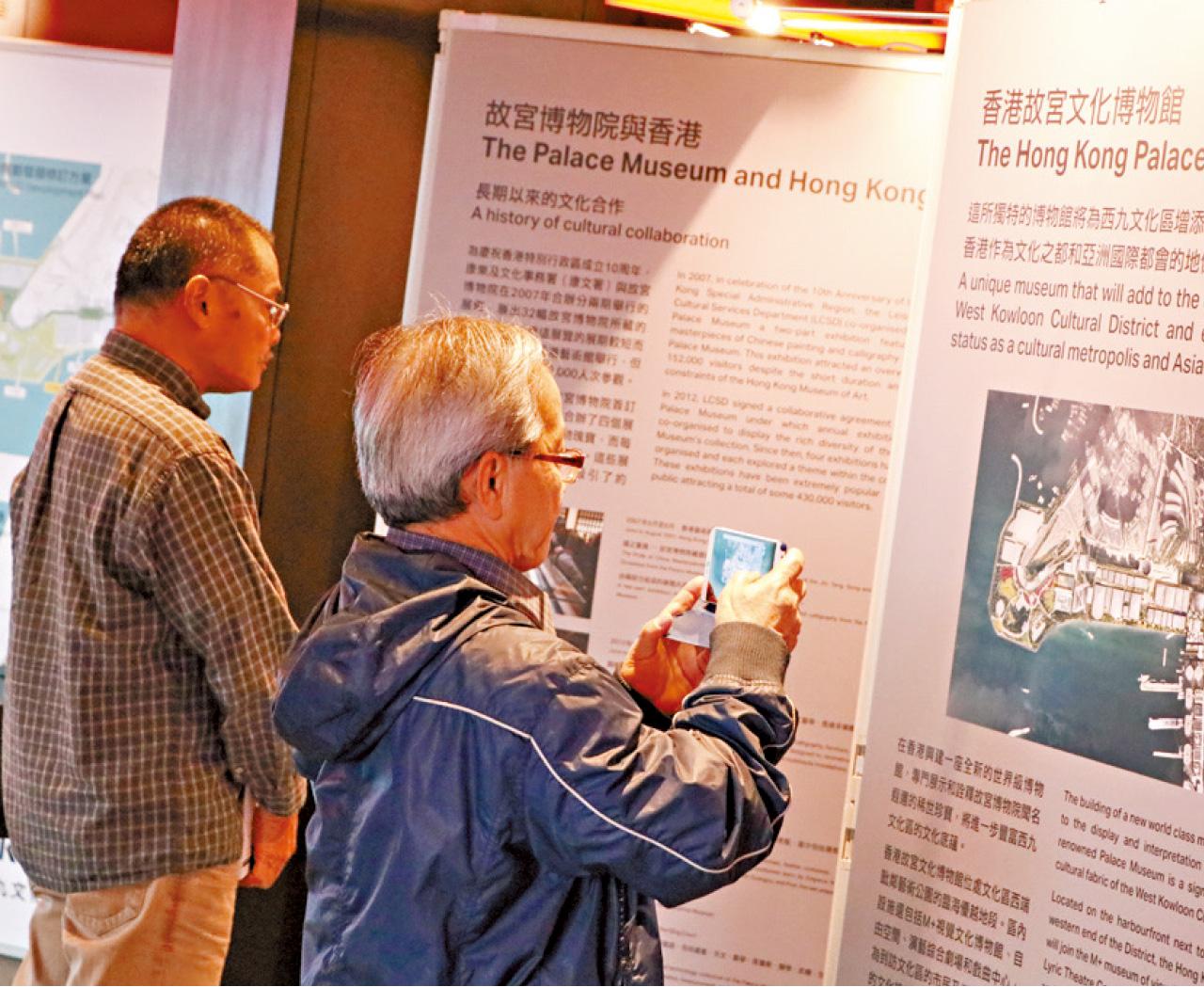 市民到展城館參觀西九故宮展覽。(陳奕釗攝)