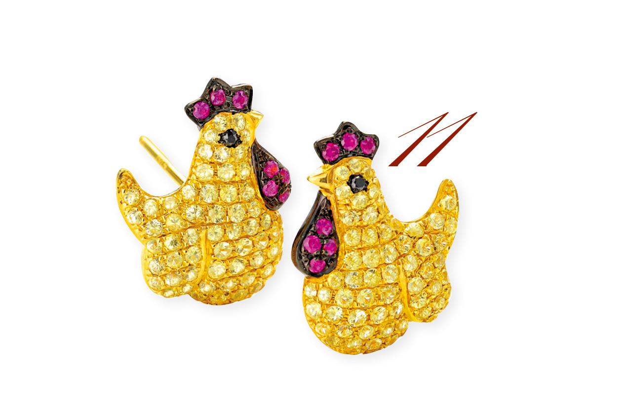 11. 跟右邊公雞吊墜同系列亦有耳環,不過個人意見不宜全套配戴,反而顯得太浮誇,低調點甚至可以戴一邊耳環,更見特色。($11,500,Madia)