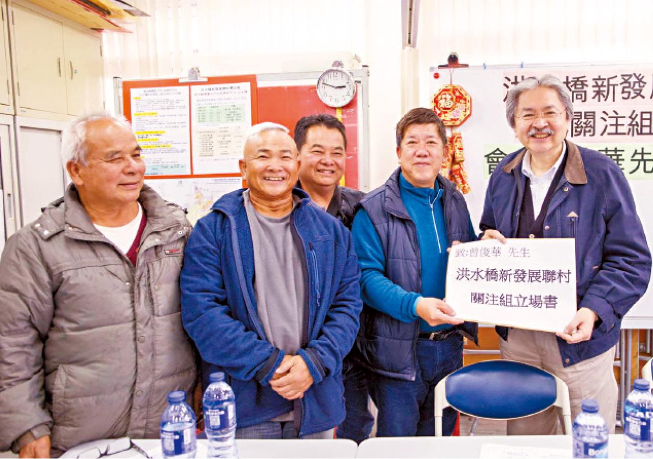 曾俊華(右一)昨到新界西探訪居民。(曾俊華FB)