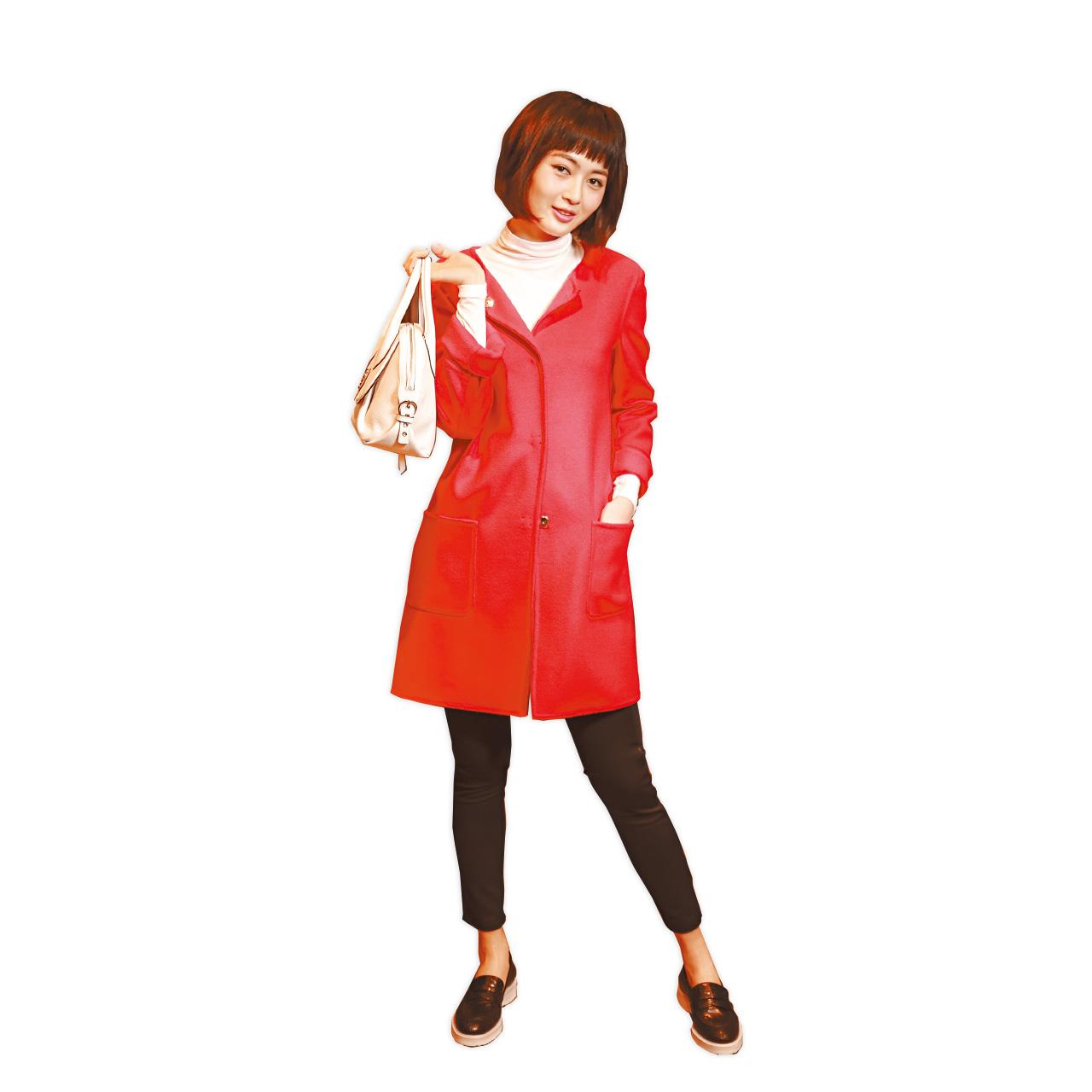 白色樽領羊毛top $3,560(B)
紅色呢絨long coat $12,460(B)
黑色tight pants $3,560(B)
白色皮革handed bag $7,760(D)
黑色皮革loafer shoes $3,360(D)