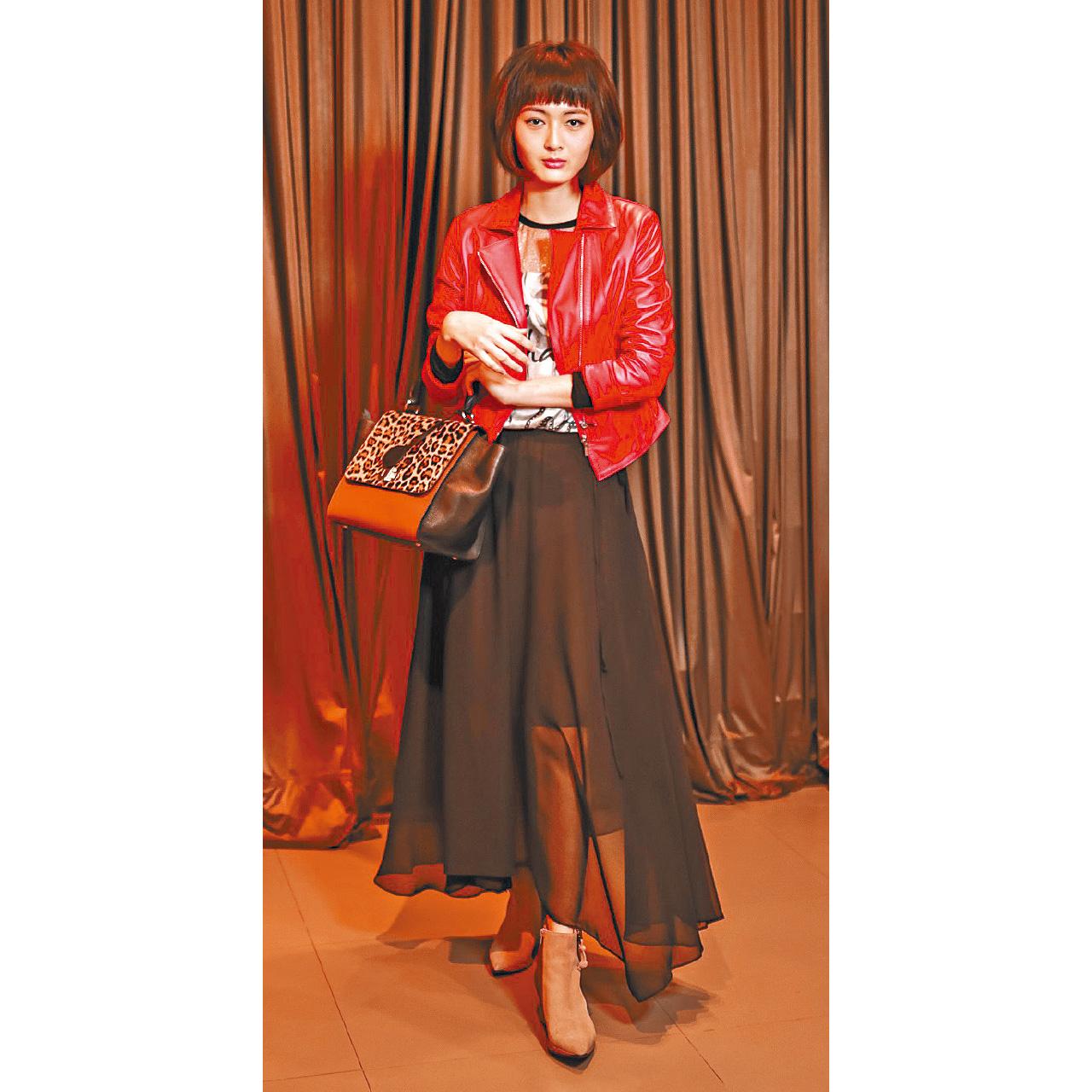 人像圖案top $2,660(A)
紅色皮革jacket $17,760(A)
黑色輕紗透視skirt $4,090(A)
啡色拼豹紋shoulder bag $3,990(C)
灰色麖皮boots $3,990(D)