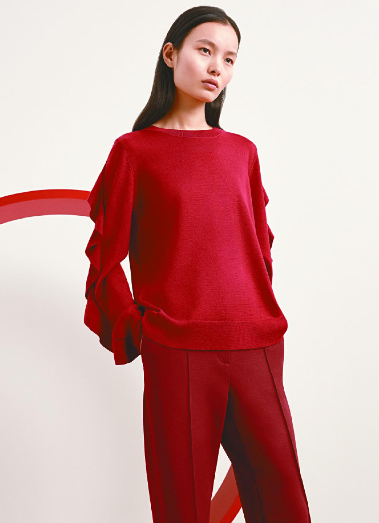 ■COS的紅色針織上衣,袖口加有荷葉邊剪裁,配襯同樣淨色的深紅長褲,展現簡約時尚一面。上衣 $790、長褲 $790
