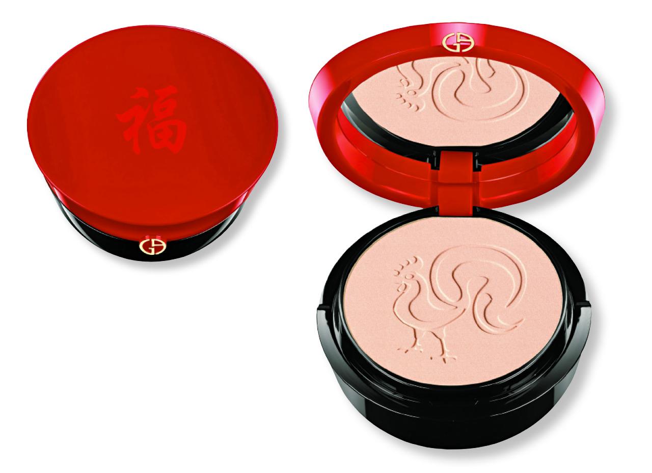 ■GIORGIO ARMANI 節日華麗亮妝粉盒
為粉飾面部輪廓而設的亮妝粉餅,以光影效果均勻膚色,反射光線打造輪廓,為新年添好氣息。$560