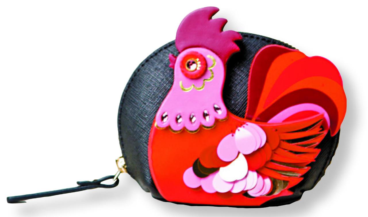 ■Kate Spade 公雞散紙包
採用光滑小牛皮,交叉重疊剪裁盡見精巧細緻,為節日添趣味。$1,300