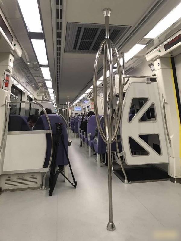 機捷直達車車箱。(互聯網)