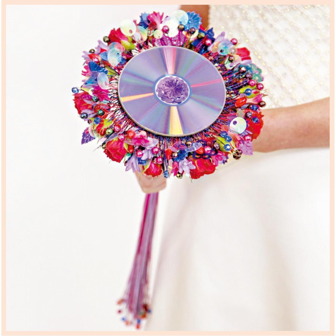 Alex一反傳統,以繽紛的色彩和不同物料設計出形態不一的婚禮花球,鮮明而突出,令新娘喜出望外。