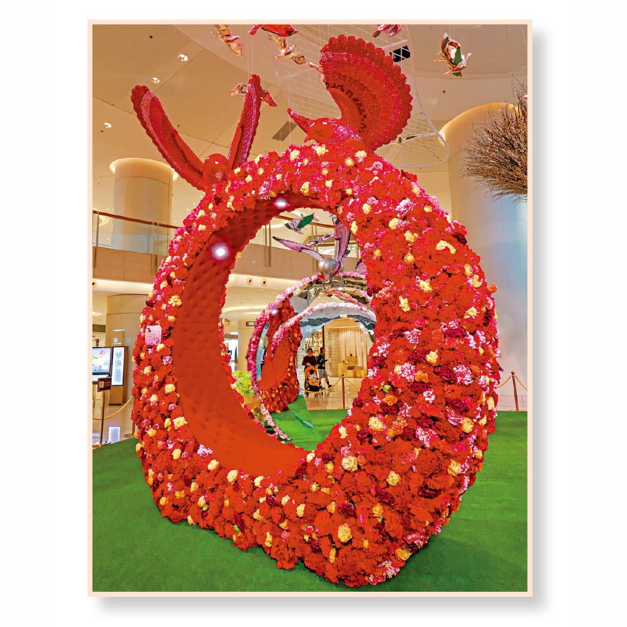 火:火紅色的花朵,直接表現了火的熱情奔放屬性;於裝置的內環鋪上絲絨,能作休憩之餘,亦提供綿綿暖意,如火般溫暖。