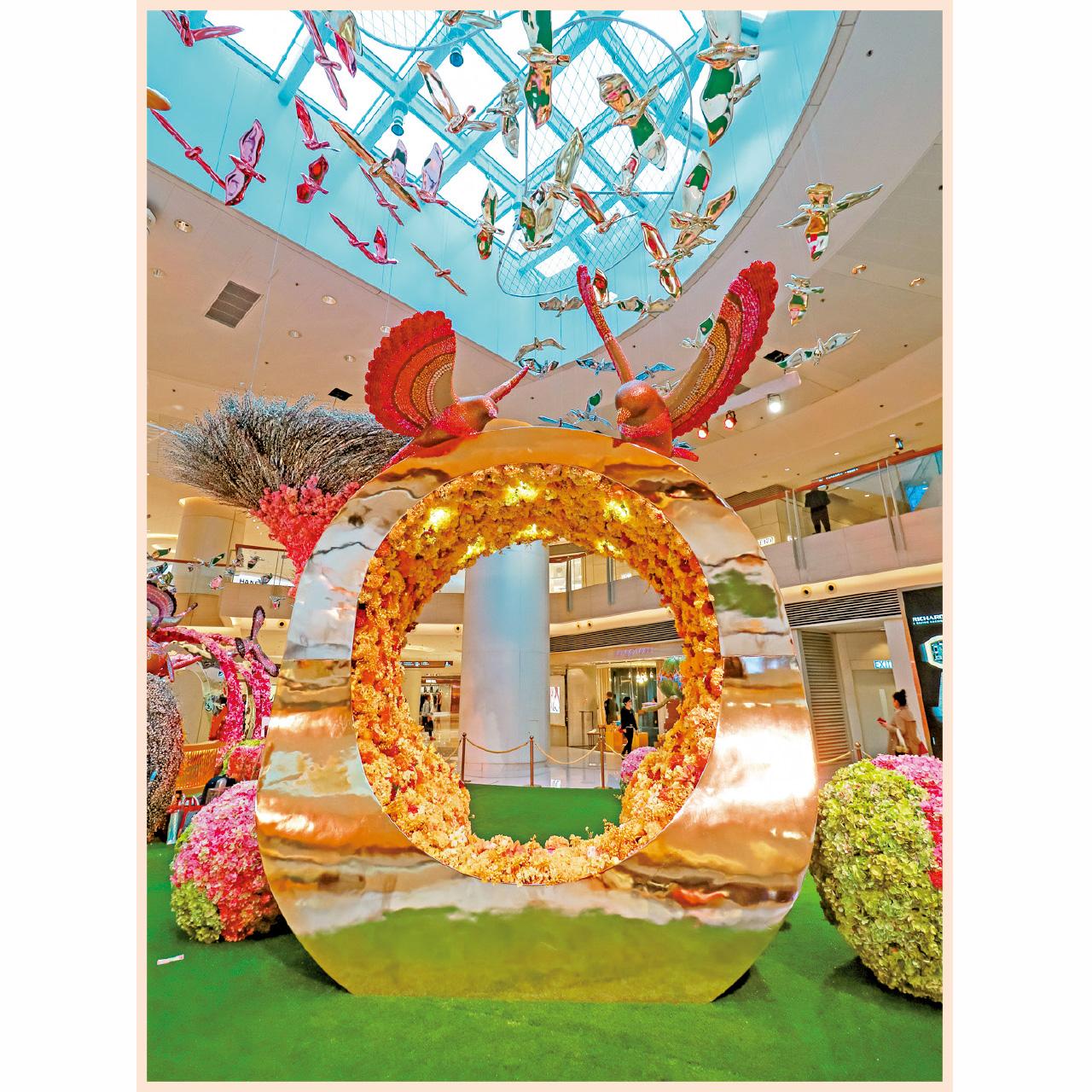 金:金黃色的花和璀璨的金圈象徵財富。