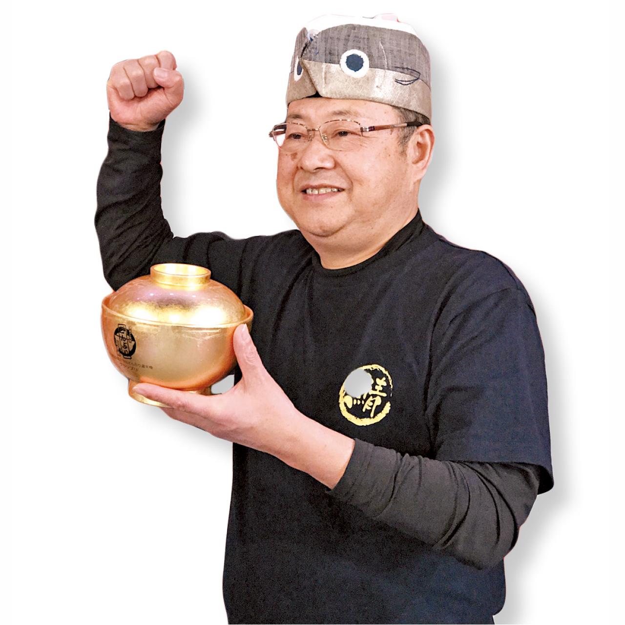 獲得「金丼」的沢上弘笑逐顏開。