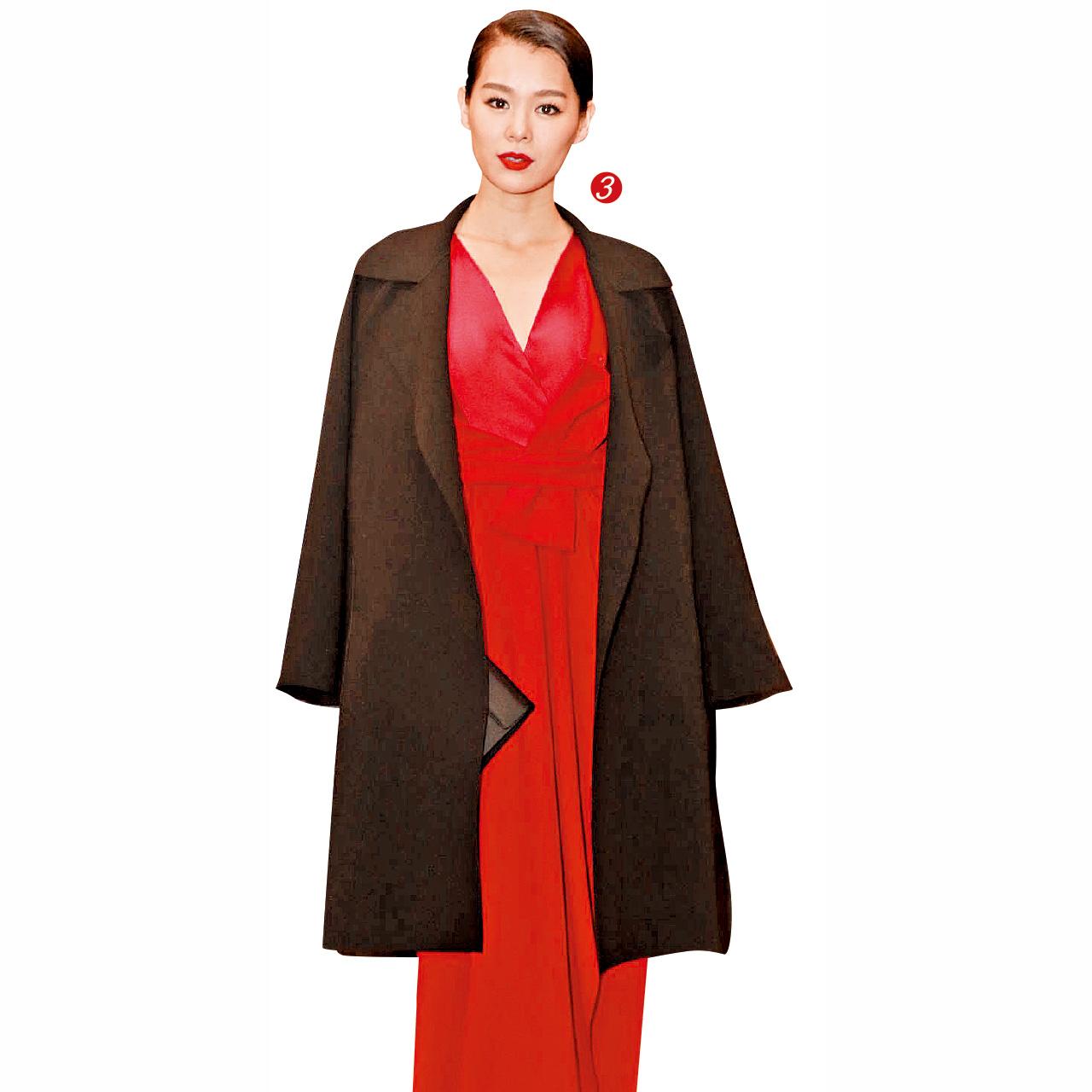 3.胡杏兒:成熟人妻
鮮艷紅裙外搭黑色中長褸的胡杏兒,愈來愈有女人味,加上一抺紅唇,感覺更霸氣十足。