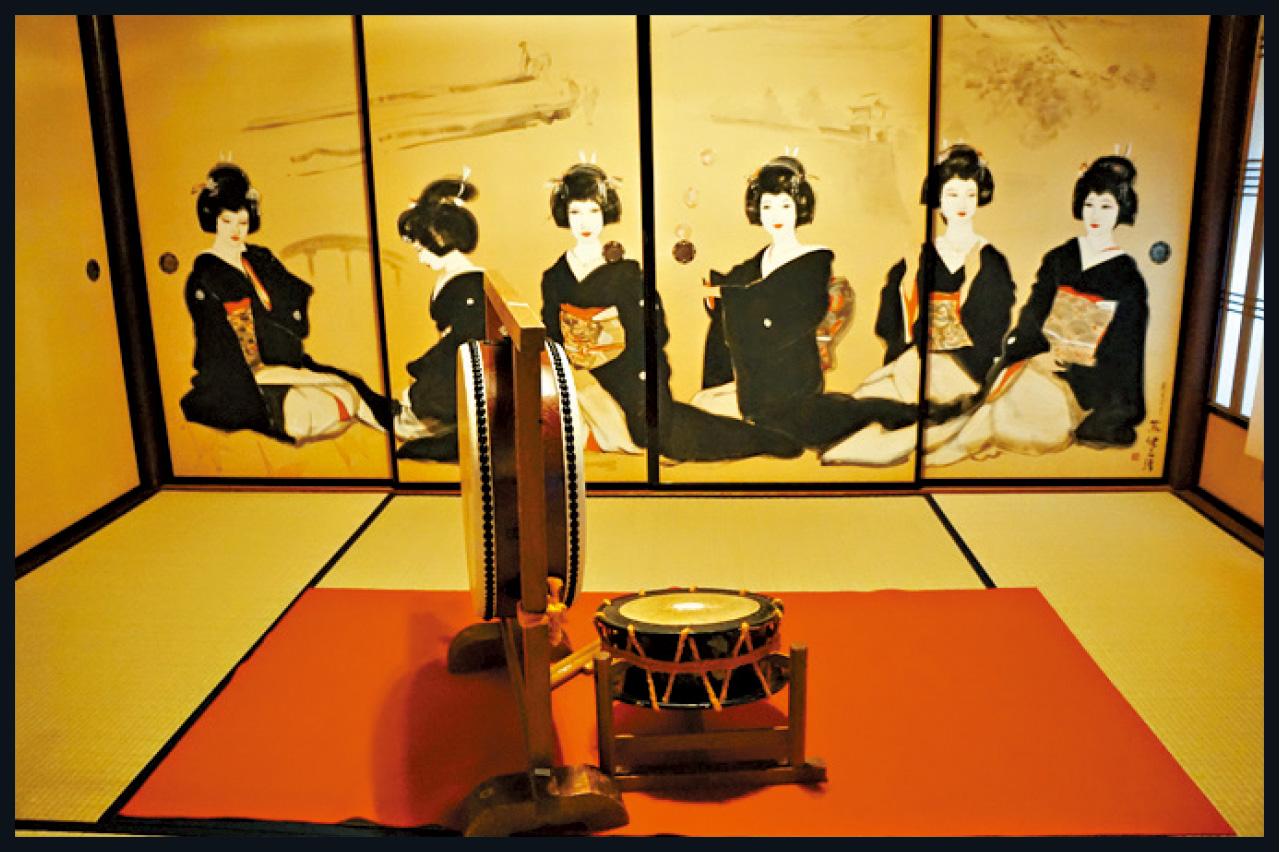 紙門上彩繪了數位藝妓。