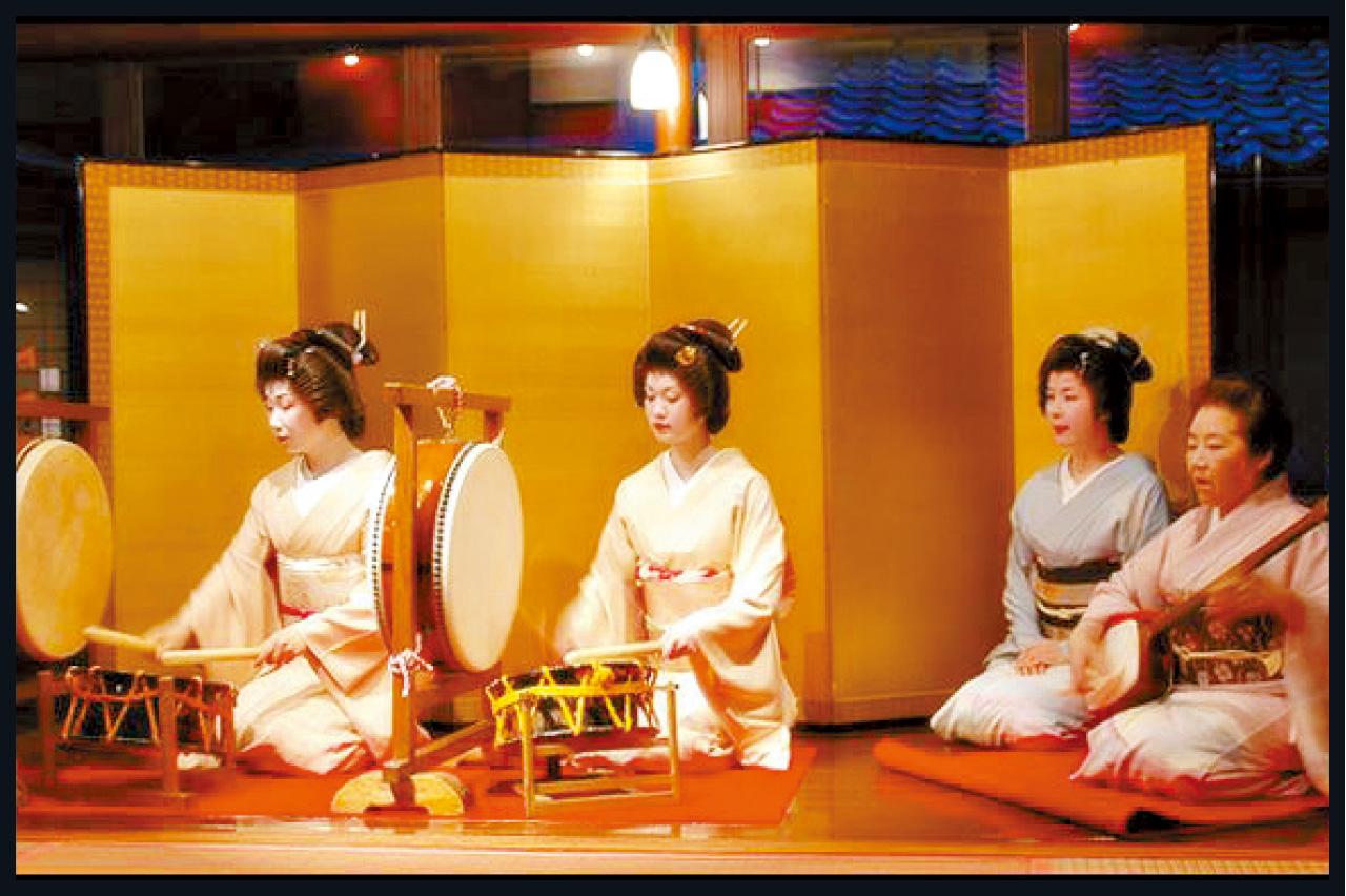 晚上有藝妓表演歌舞。