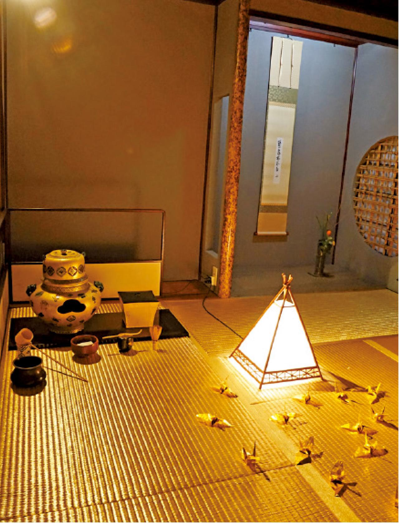 榻榻米面鋪金箔甚奢華。