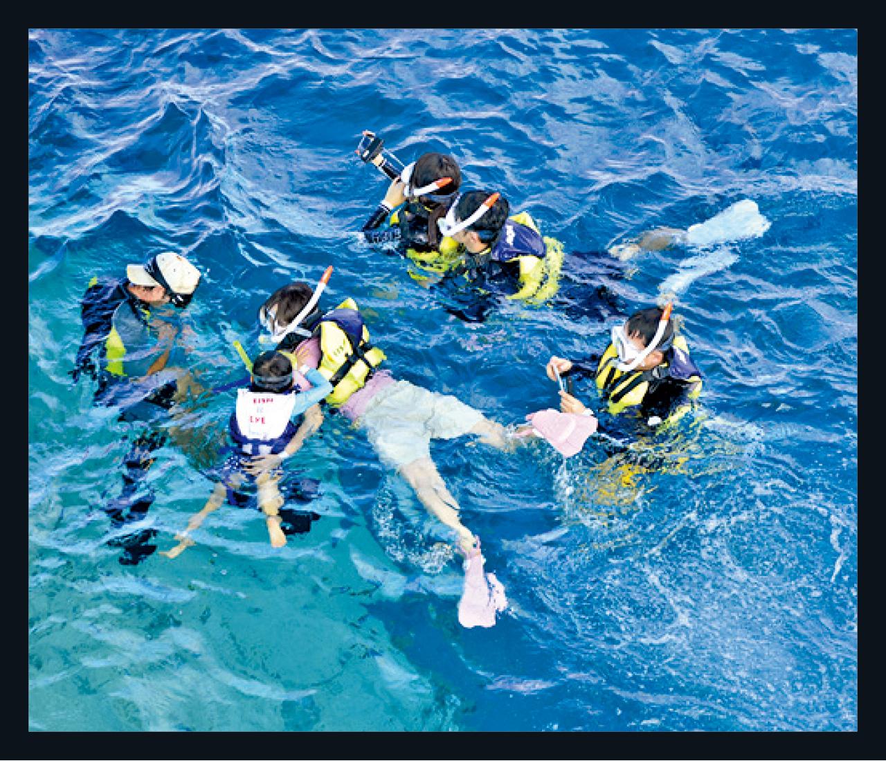 兒童也和家人享受浮潛樂。