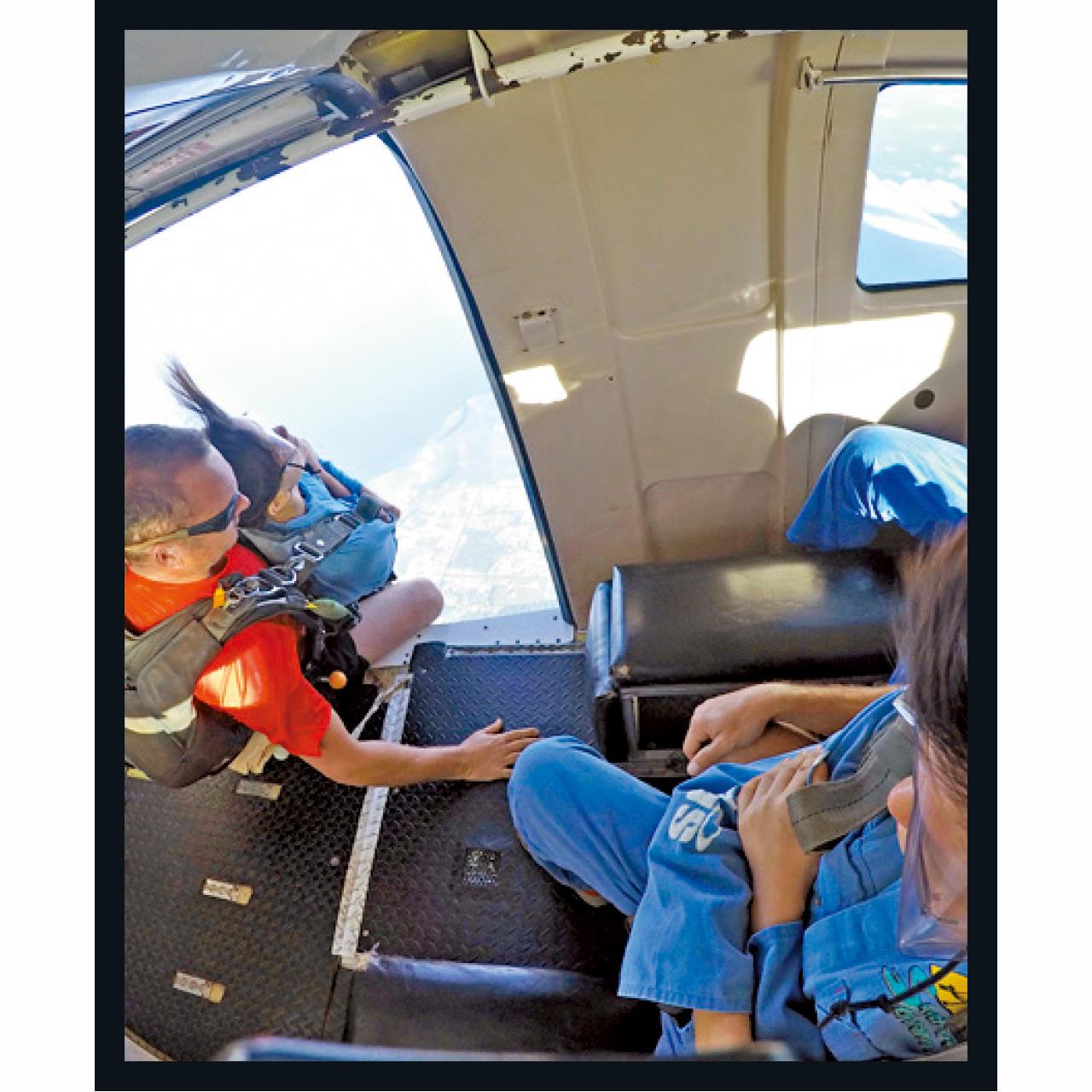 等待跳下,又強風撲面,最令人膽怯。