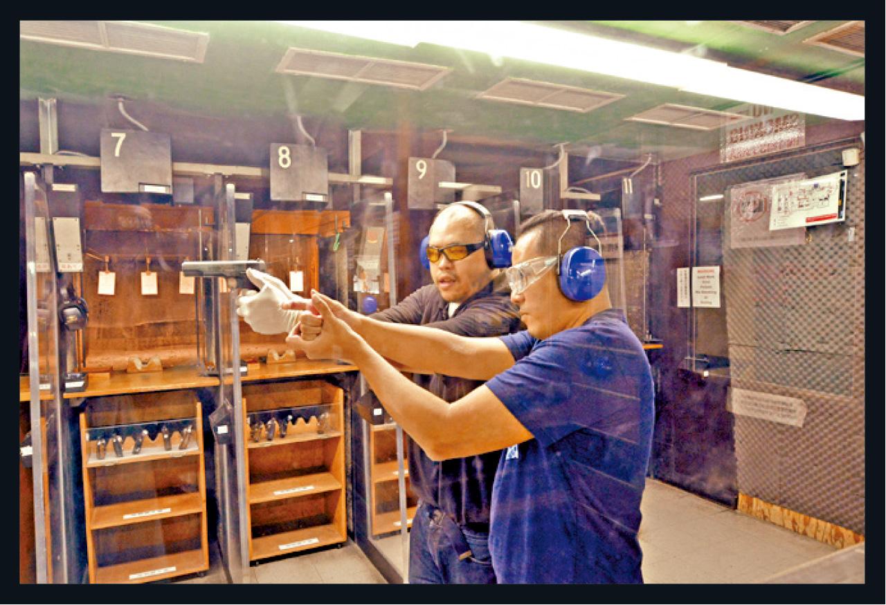 有教練教導持鎗正確姿勢,才可射擊。