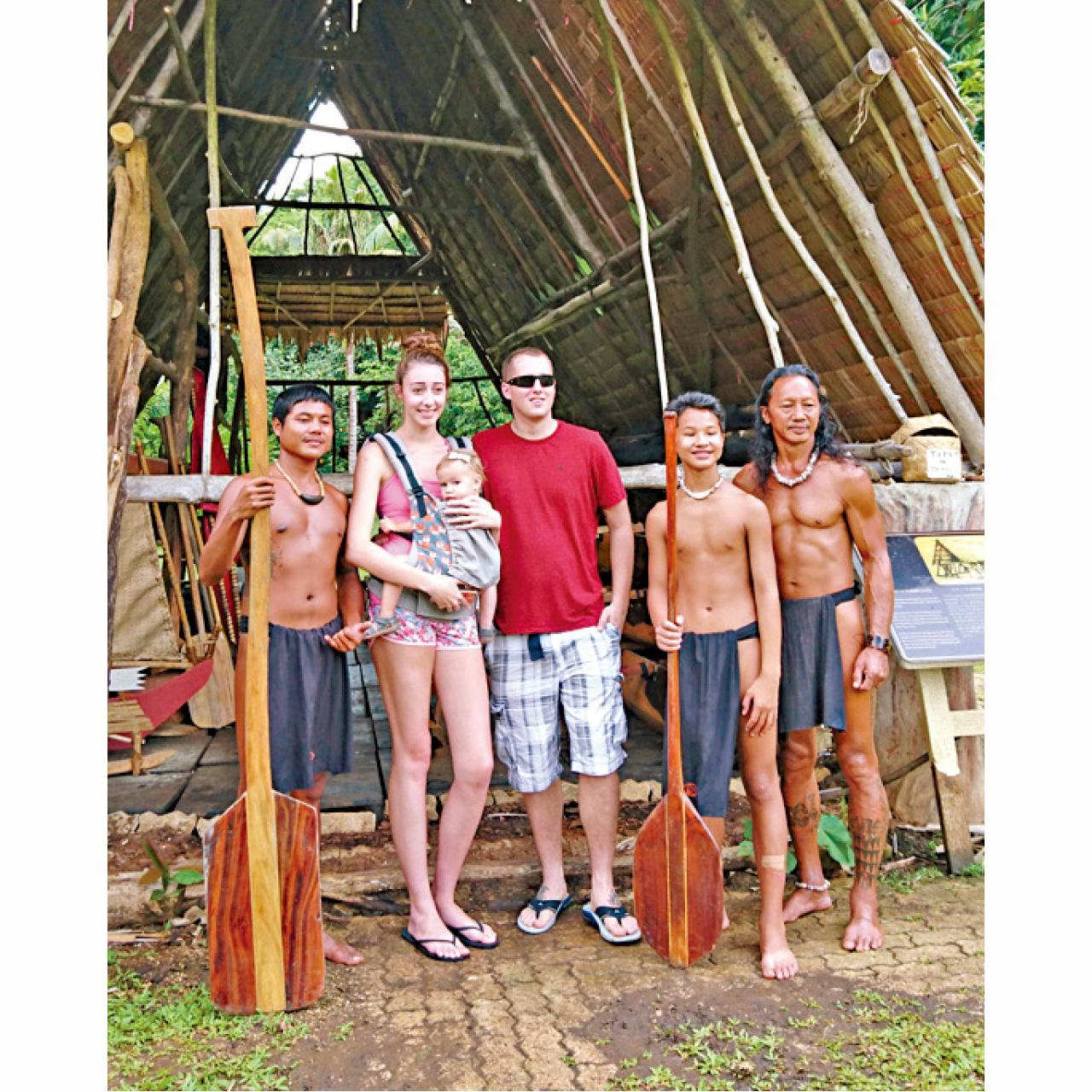 查莫洛人建造的「拉提石式」住屋。圖右為Ron老師。