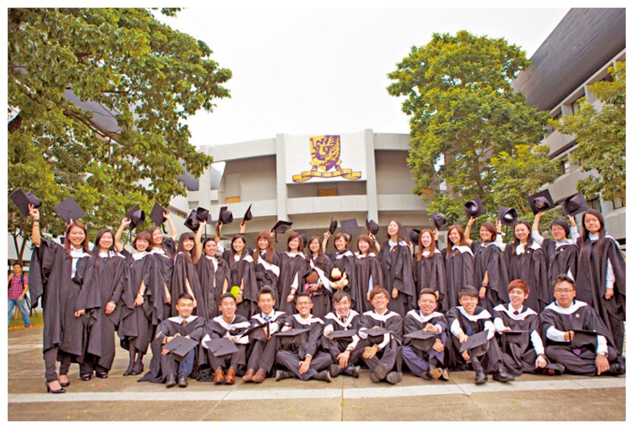 畢業生在中大校園合照留念