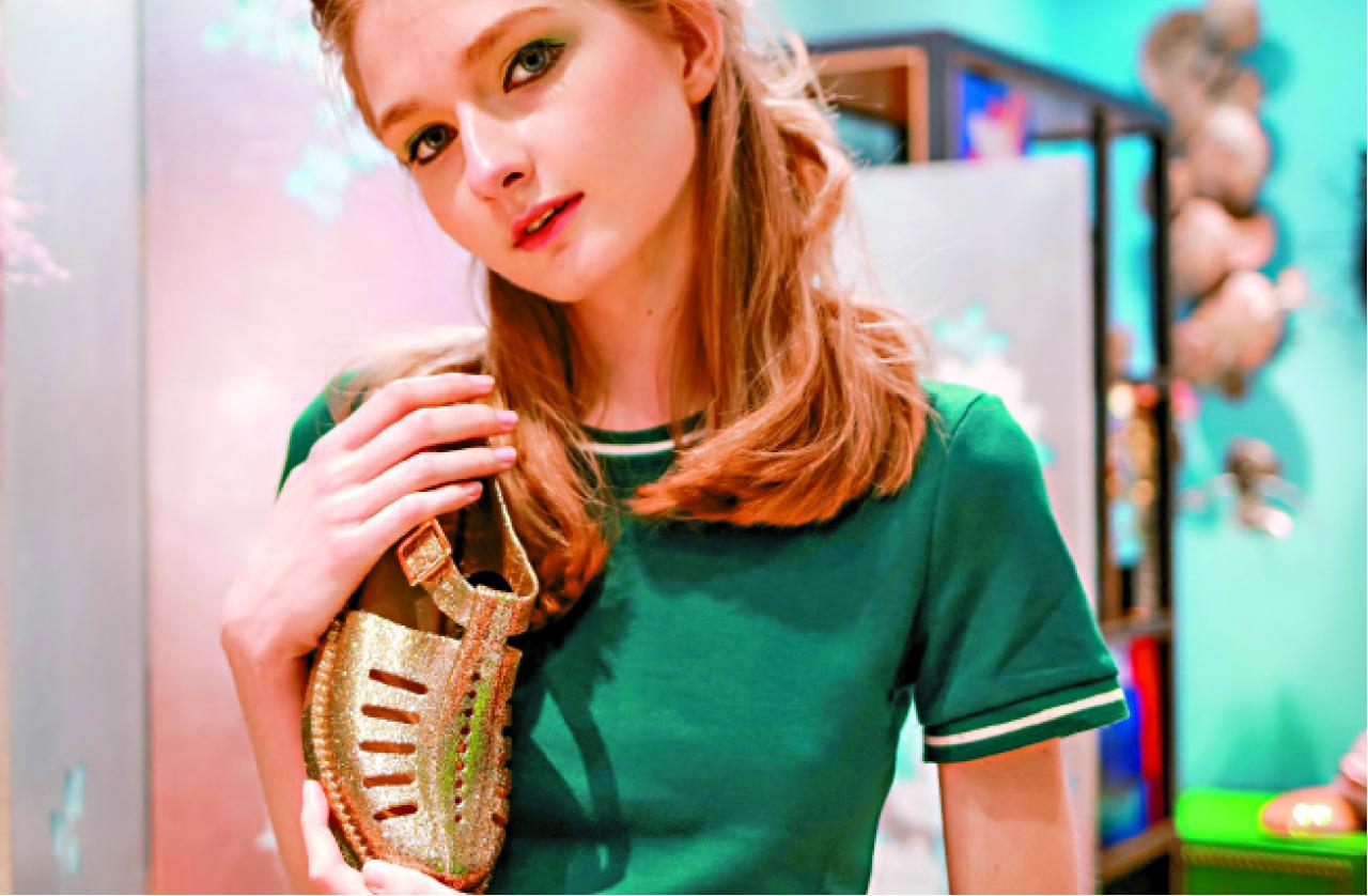 Melissa Aranha 79/16 $700,換上時尚新線條,金屬色調夠晒搶眼!