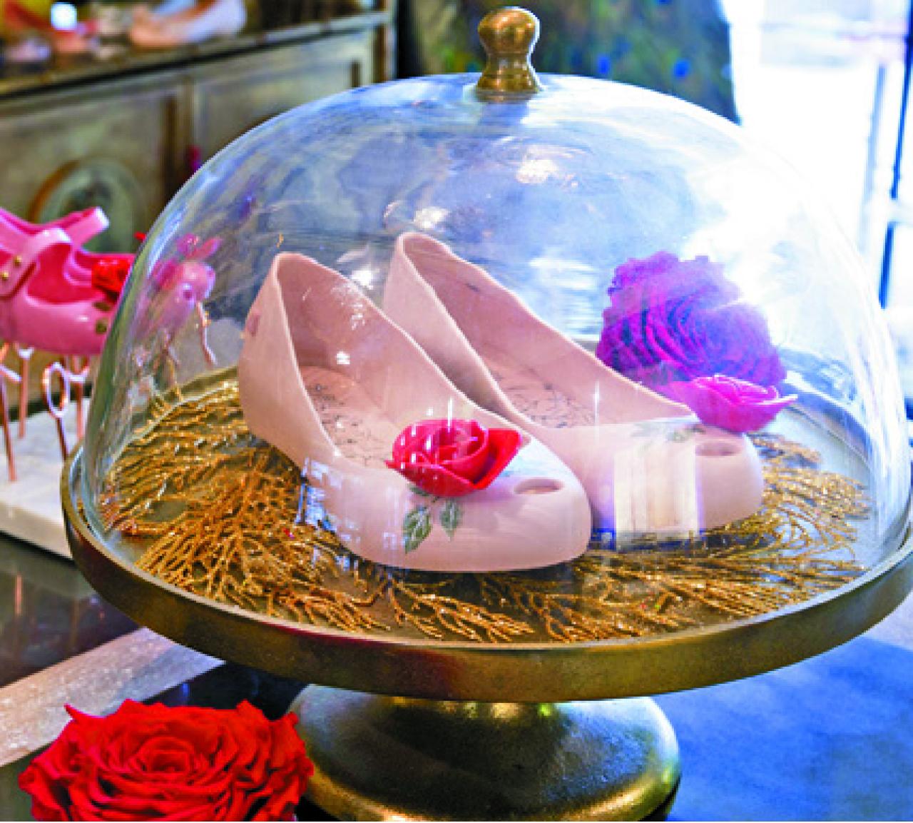 Melissa Ultragirl + Beauty and The Beast $750,鞋面飾以立體魔法玫瑰,內墊則印有Bella和野獸的肖像。