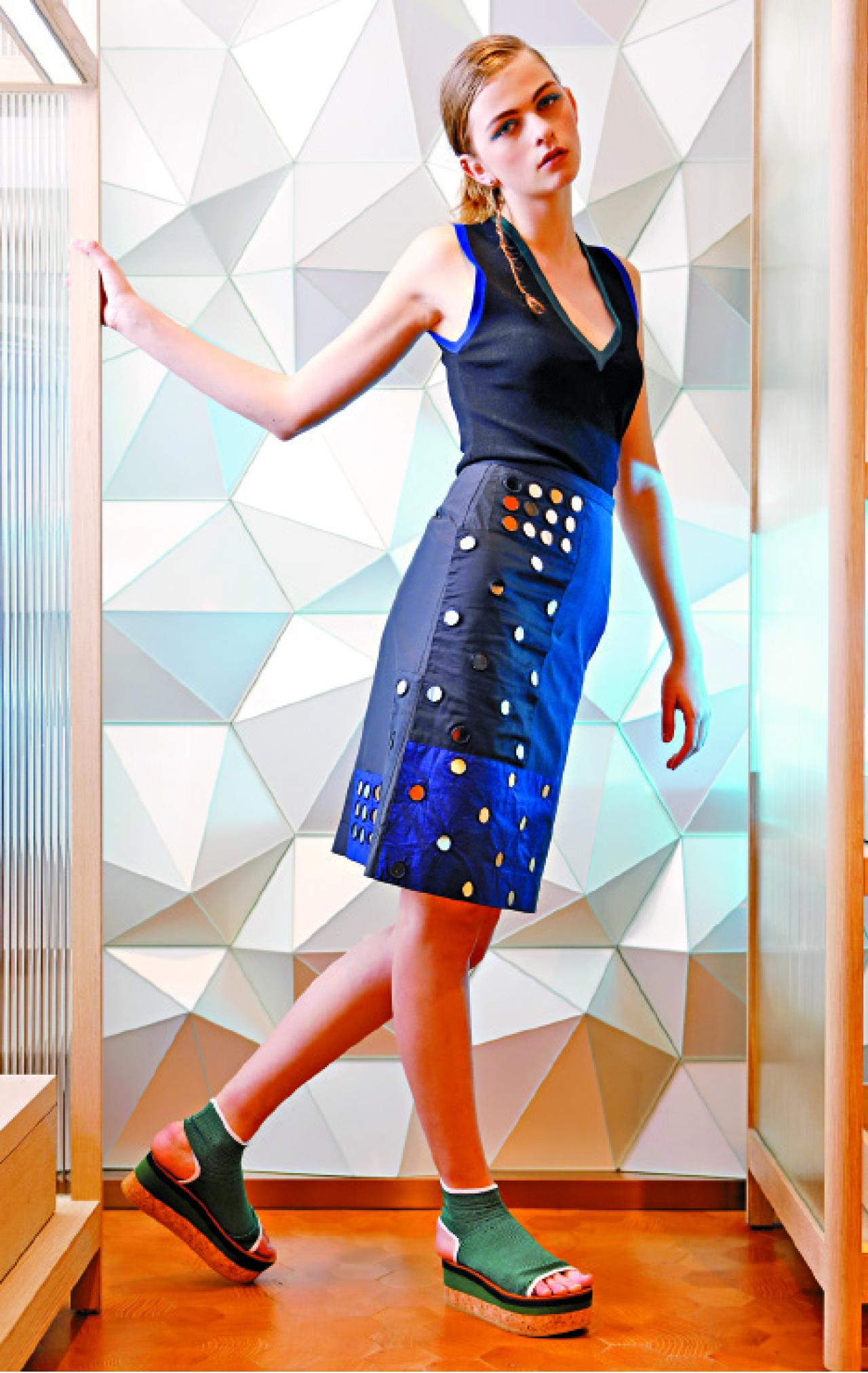 裙身加有圓形鏡面,令人聯想起波光粼粼的海邊。
黑色針織背心 $3,100
黑色絲質鏡面裙 $5,900