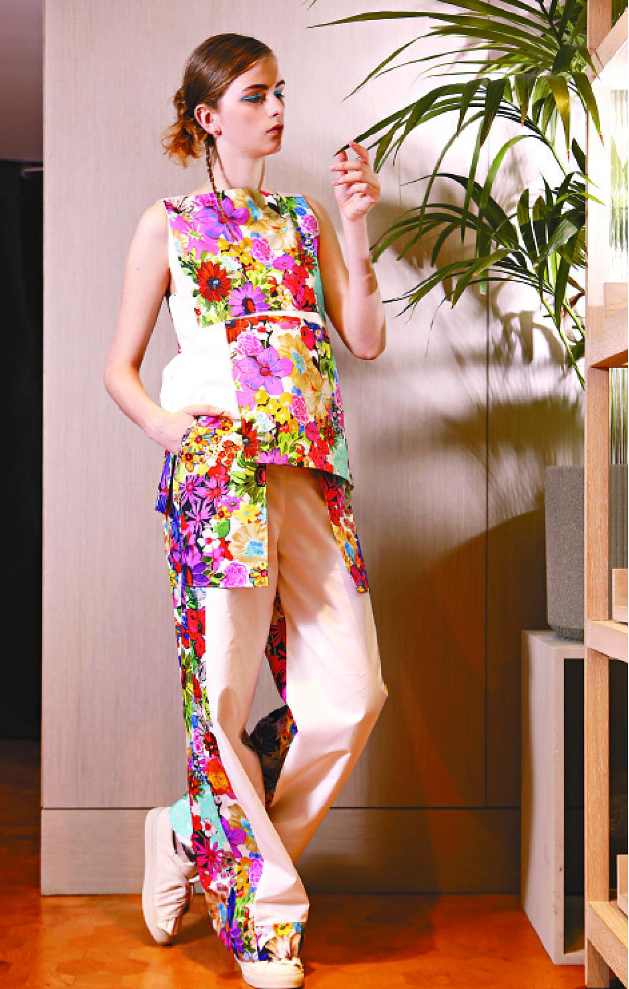 花卉圖案上衣側面同樣加有鈕扣,可隨心扣上。
白色花卉圖案上衣 $5,200
同系長褲 $5,700
白色 Bee Sneakers $4,100