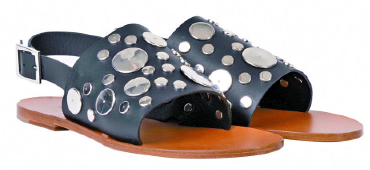 平底涼鞋加有大小不一的圓片,型格得來易襯。$8,500