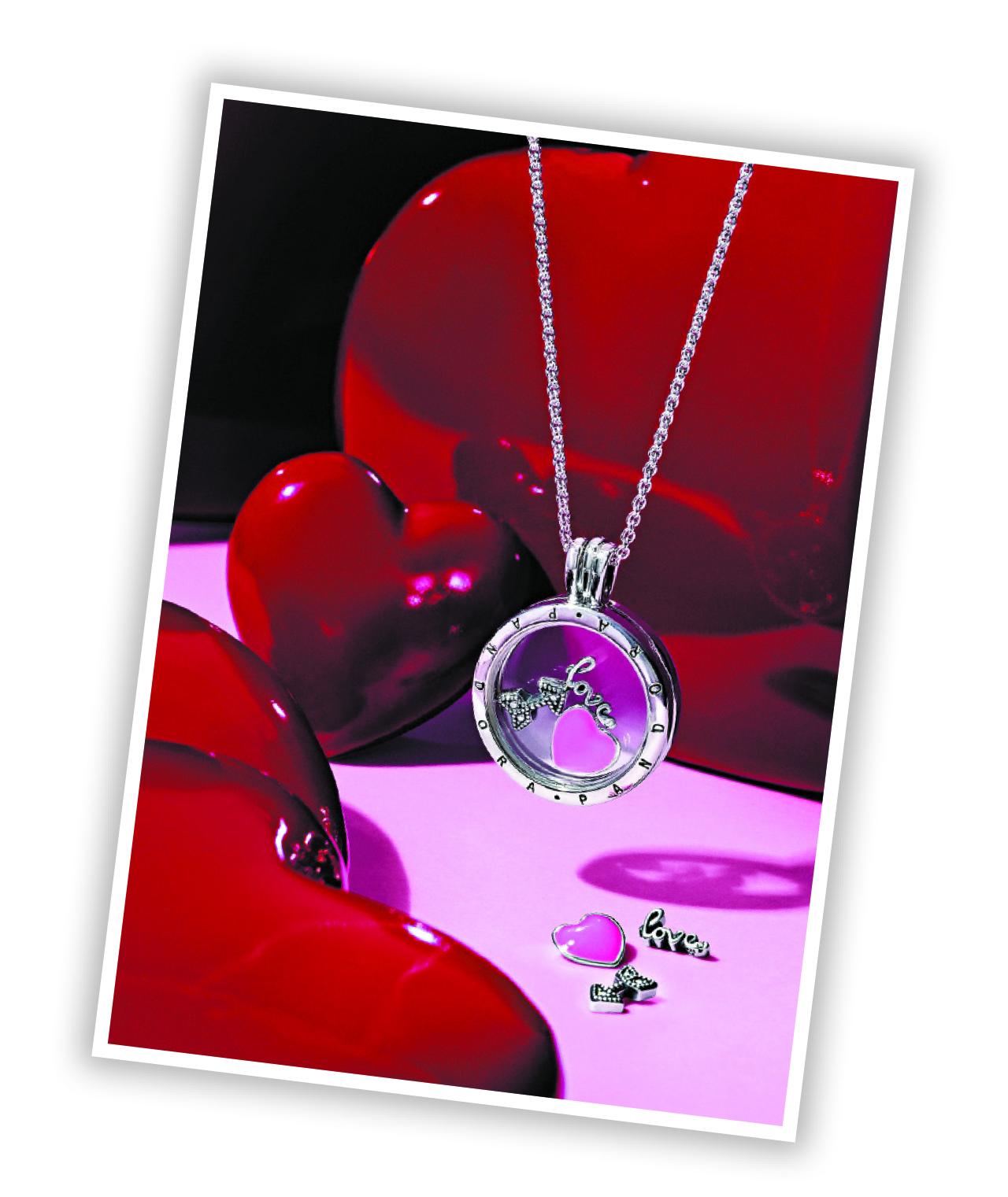 ★PANDORA Floating Locket吊墜盒及925銀小配飾
為情人節推出的3款Love Feelings小巧裝飾,包括愛神弓箭、粉紅琺瑯心型小飾物,和流麗的「love」字樣,將二人回憶儲起。$1,698