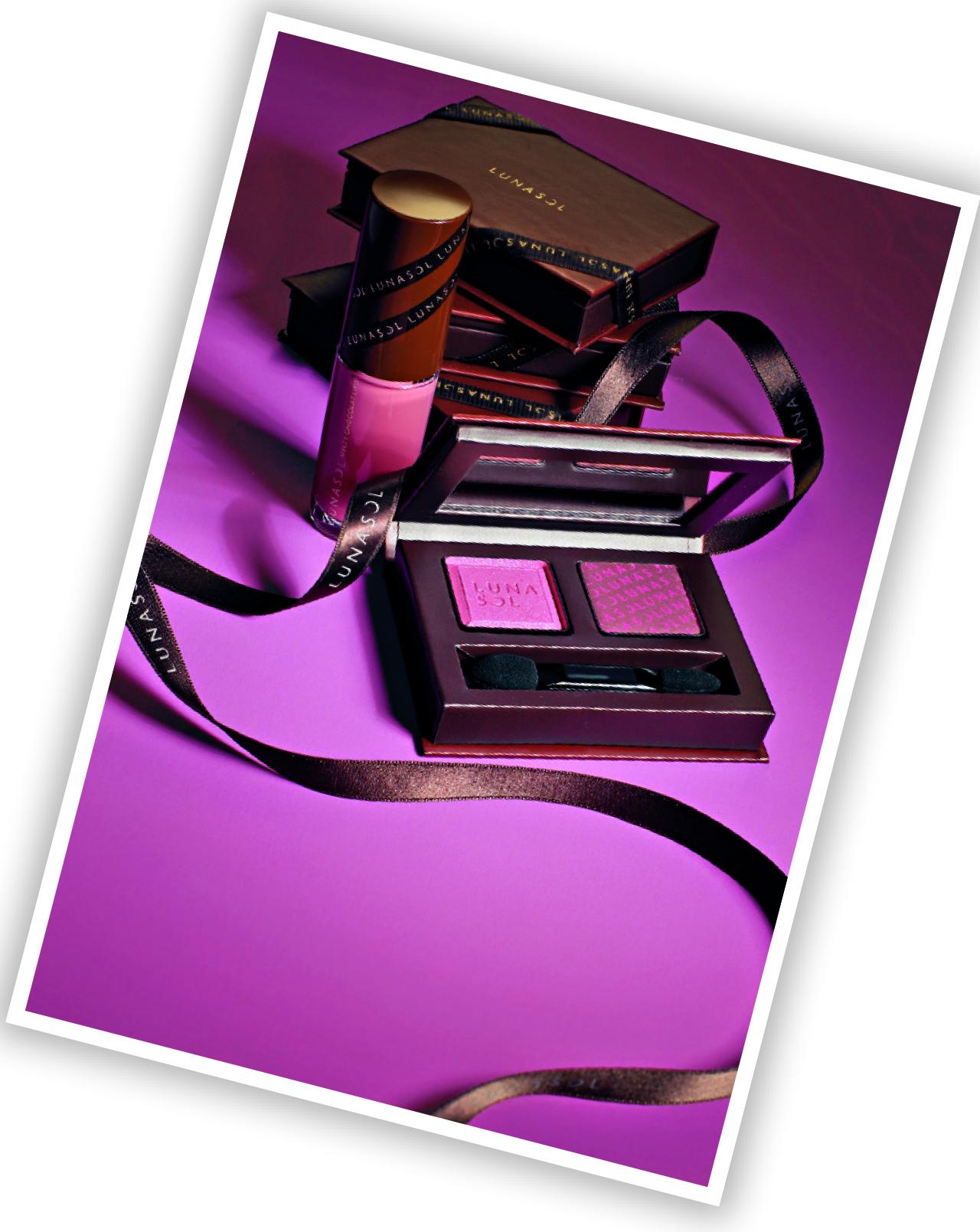 ★LUNASOL情人節朱古力系列
包括雙色眼影及唇彩,眼影色調營造光暗對比,打造立體眼眸,唇彩如溶化的朱古力順滑,兩隻均有朱古力香氣,讓節日更甜蜜。眼影$340、唇彩$250