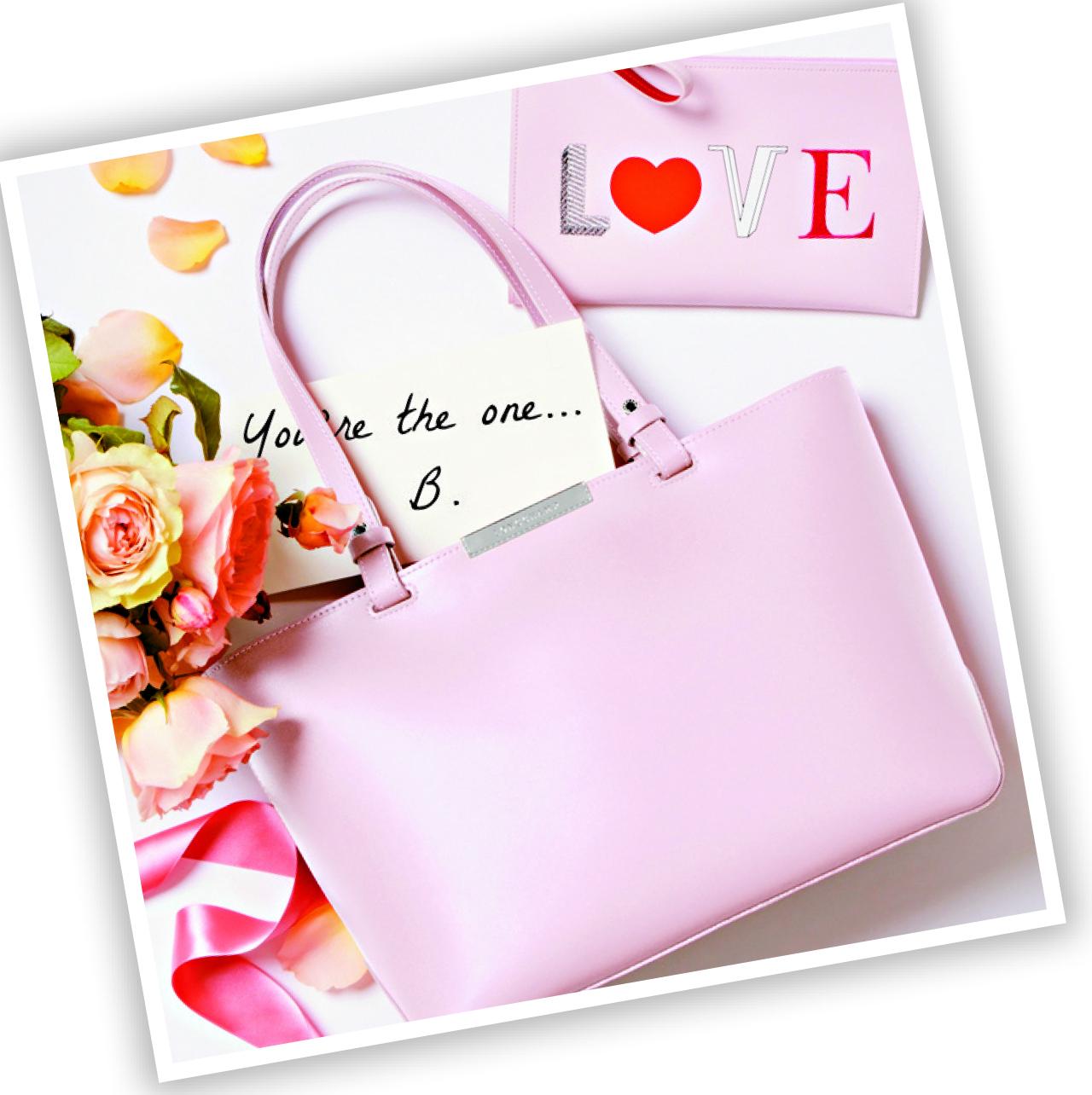 ★LONGCHAMP 情人節限定手袋
系列包括tote bag、clutch及手環等,tote bag以光滑牛皮打造,適合實用女生;clutch的正面是LOVE字樣,背後是ME,兩面示人都時尚可愛。tote bag $4,500、clutch $1,000