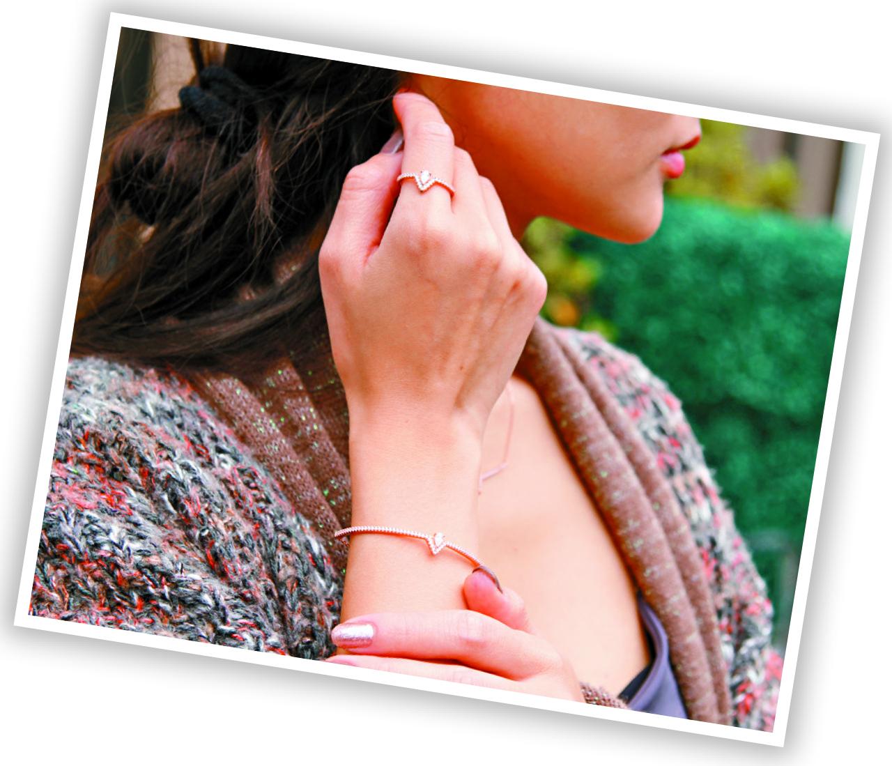 ★CARAT* London Victoria 系列
梨型寶石挨靠在前衛並鑲滿碎寶石的幾何V型圖案上,簡約輪廓配搭精製線條,展現剛强風格,同時也適合平日佩戴。戒指 $700、手鈪 $1,520