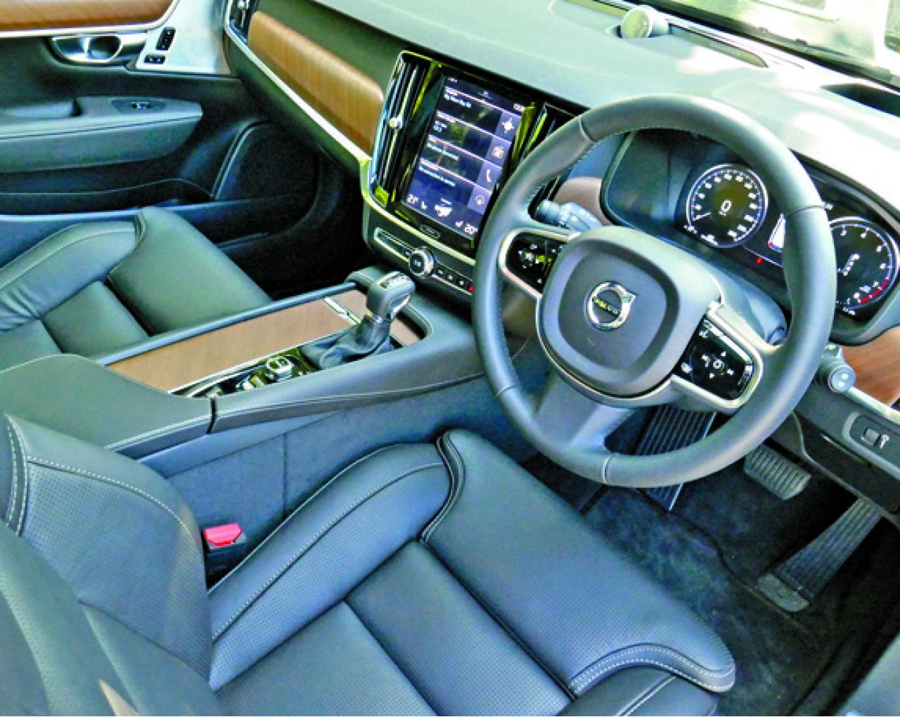 T6 Inscription有最齊全裝備,原廠已配有9吋輕觸式屏幕、B&O頂級音響及全景式玻璃天幕頂。